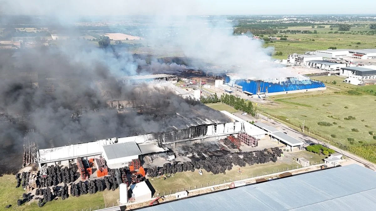 Incendio en Ezeiza: ¿puede el humo llegar hasta La Plata y ser peligroso?