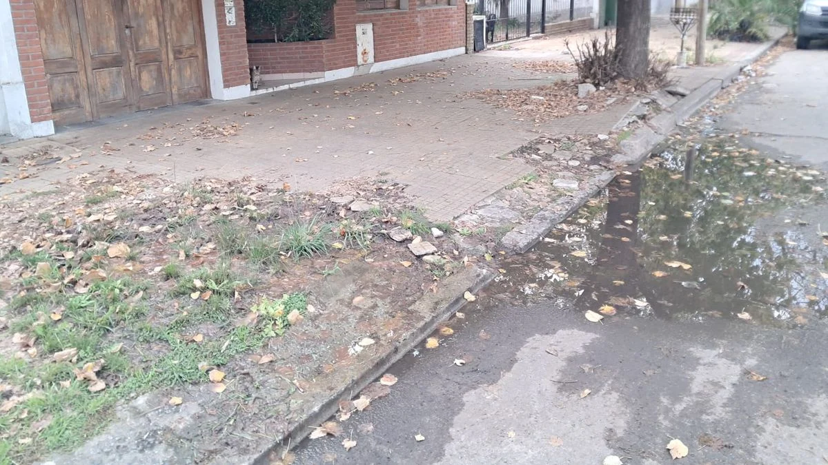 Vecino de barrio Hipódromo lleva un mes sin agua y denuncia desidia de ABSA