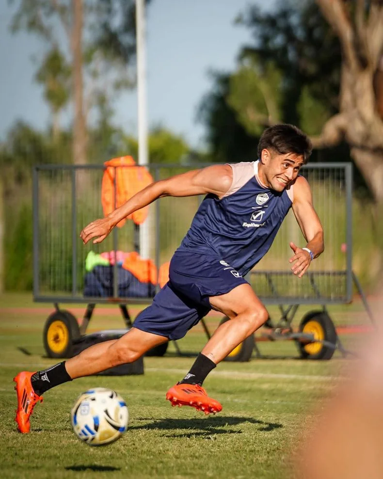 Gonz&aacute;lez en acci&oacute;n durante la pretemporada de Gimnasia en Estancia Chica