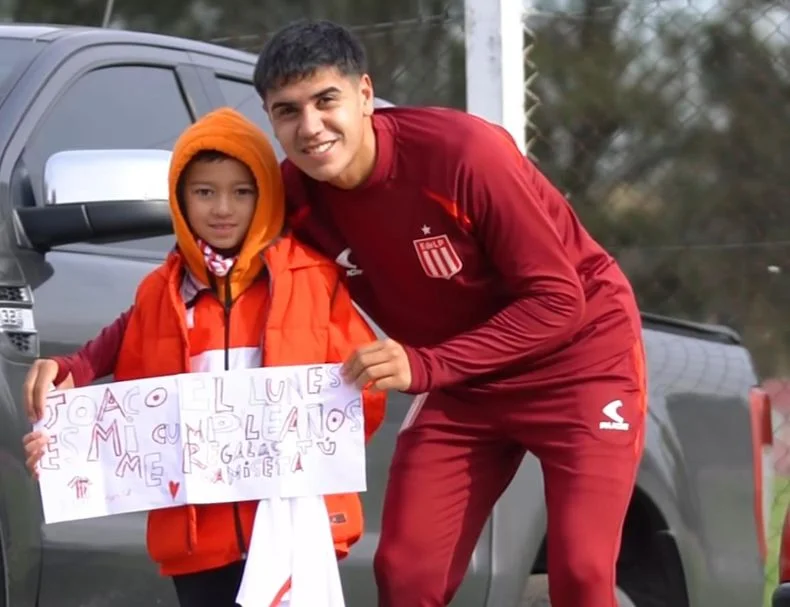 Joaqu&iacute;n Tobio Burgos junto al peque&ntilde;o fan&aacute;tico de Estudiantes, en City Bell