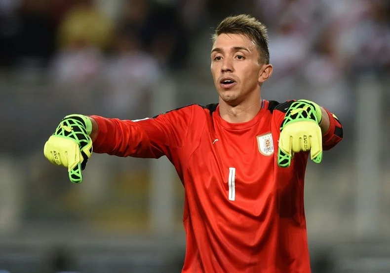 El hist&oacute;rico arquero de la Selecci&oacute;n uruguaya, Fernando Muslera, jugar&aacute; en Estudiantes despu&eacute;s de varios d&iacute;as de negociaci&oacute;n