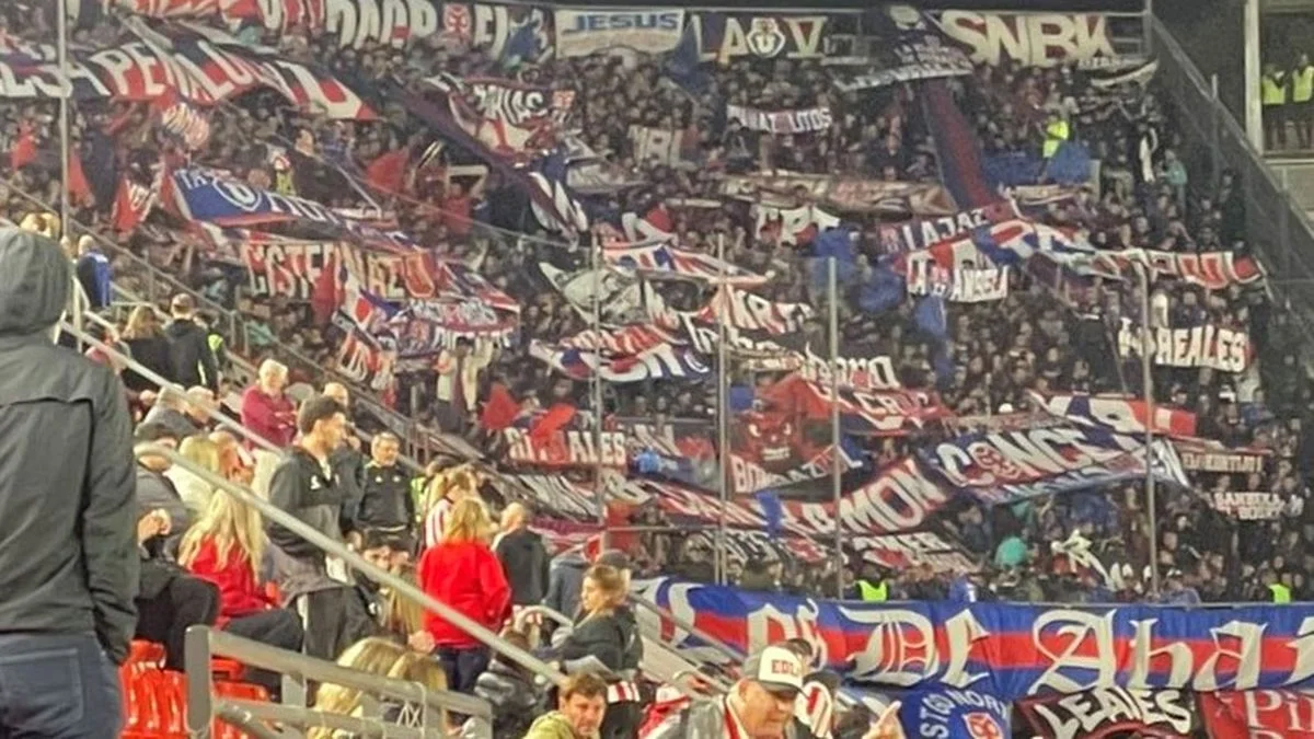 Tribuna colapsada e inconvenientes en la previa de Estudiantes y Universidad de Chile