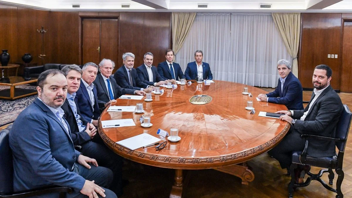 Luis Caputo culpó a las tasas municipales por la caída del consumo
