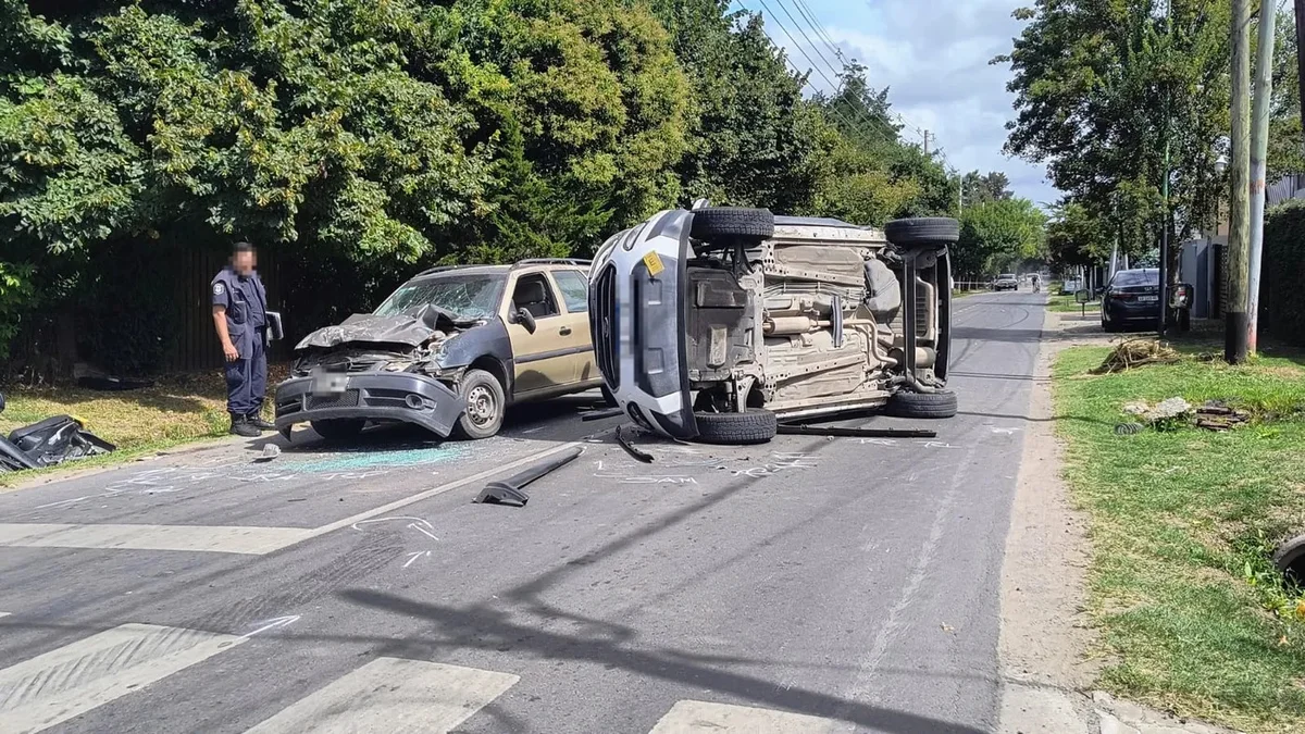 Triple choque y vuelco en un cruce de City Bell