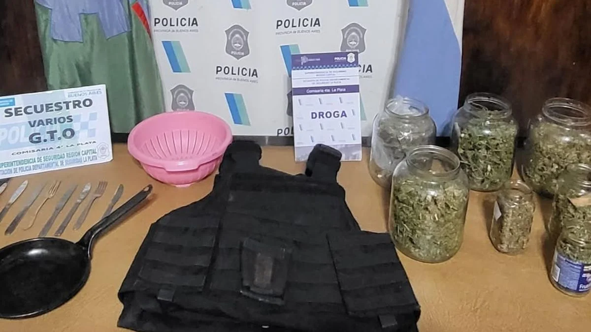 La Plata: cayó un menor que poseía drogas y una moto robada