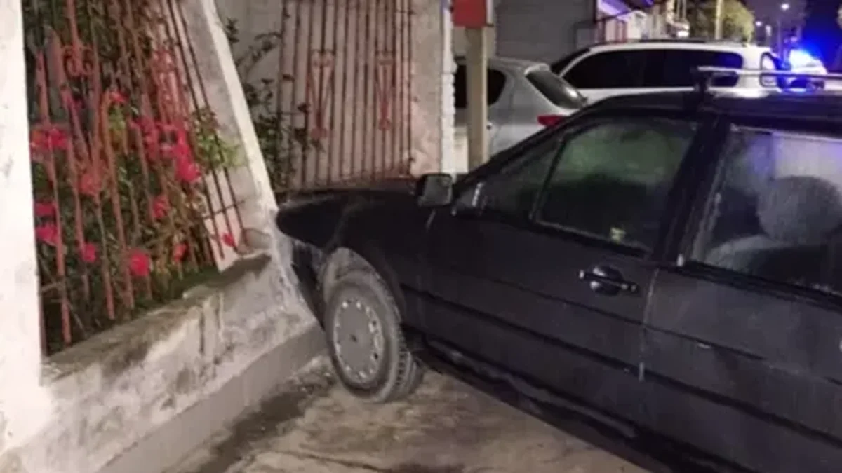 Berisso: perdió el control y chocó contra el frente de una casa