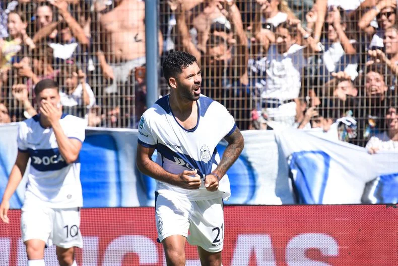 De h&eacute;roe a villano: Enzo Mart&iacute;nez marc&oacute;i el gol inicial de Gimnasia y luego el gol en contra en la &uacute;ltima