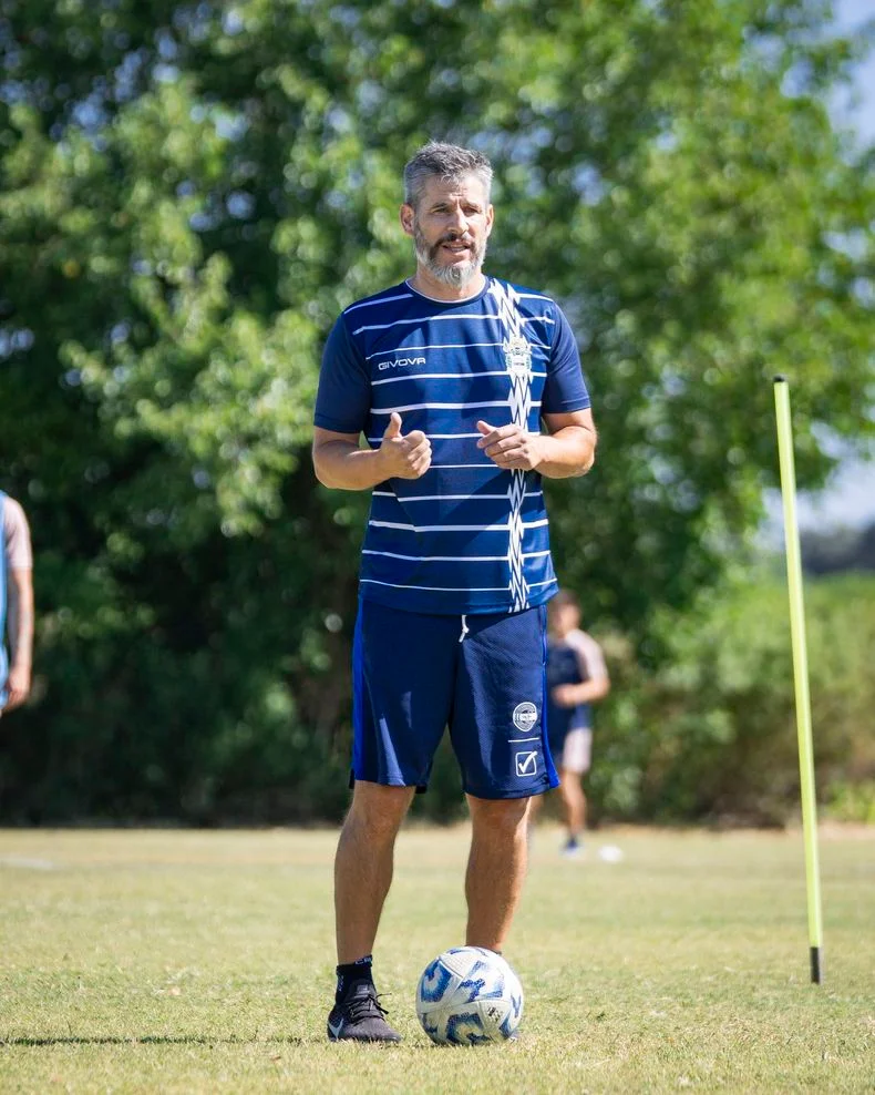 Ariel Pereyra al frente de la práctica de Gimnasia en Estancia Chica