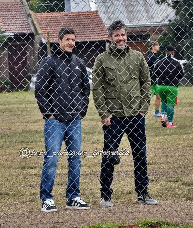 Ariel Pereyra e Ignacio Fernández juntos, viendo fútbol en Gonnet