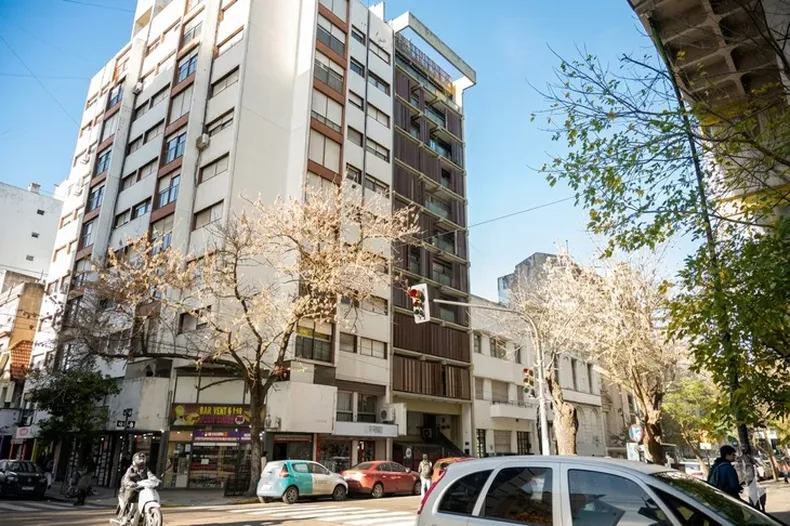 El edificio en pleno centro de La Plata donde Manuel Adorni tiene su departamento en venta.