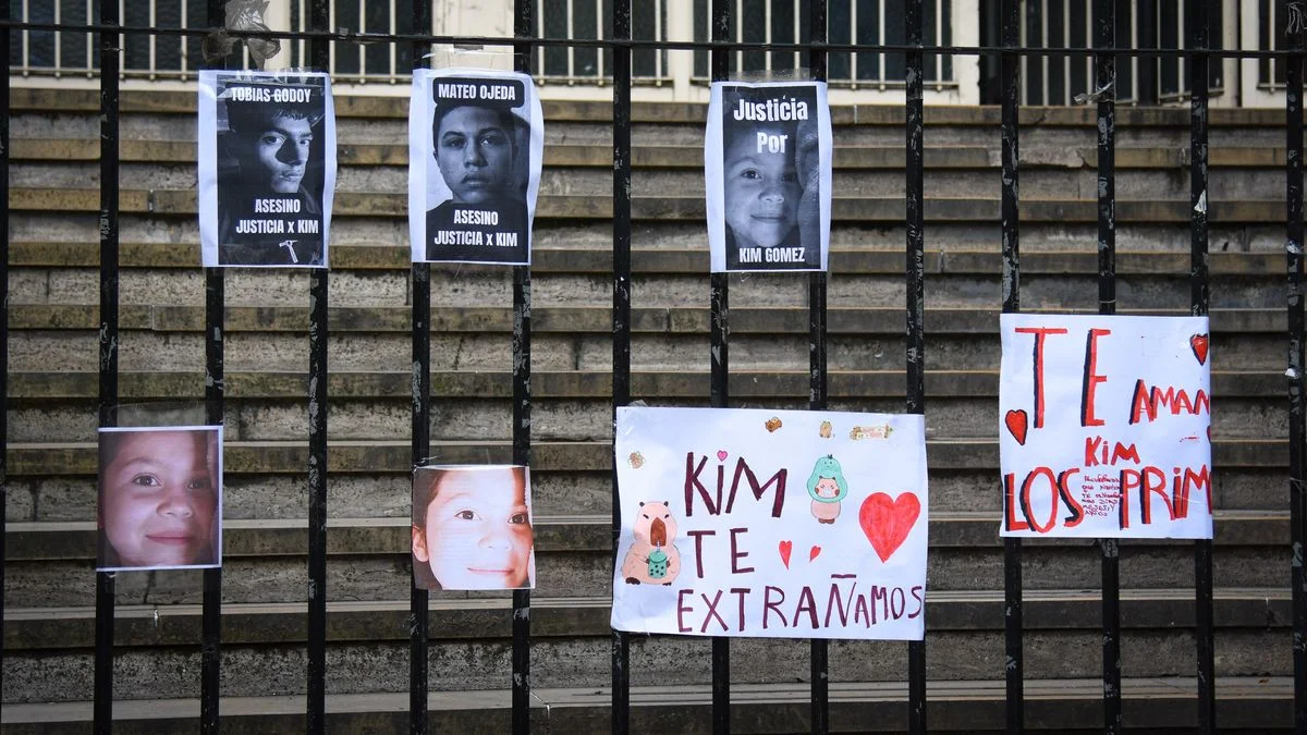 Se confirmó que el menor acusado de asesinar a Kim Gómez seguirá en el instituto