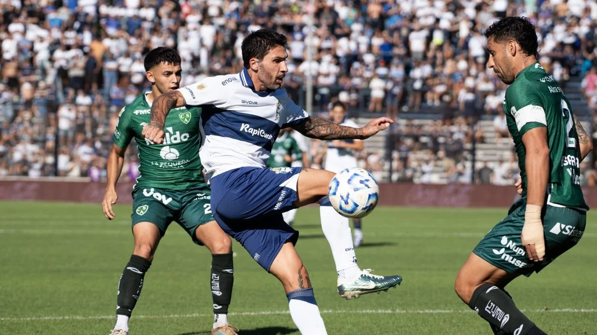 Gimnasia atento: Lucas Castro no se hizo amonestar frente a Sarmiento