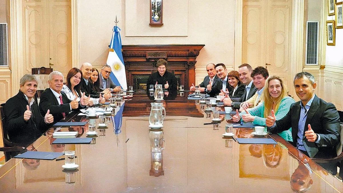 Sueldos millonarios en el gabinete de Milei y médicos que apenas cubren la canasta básica