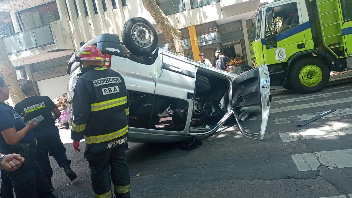 Choque y vuelco a metros de Plaza San Martín