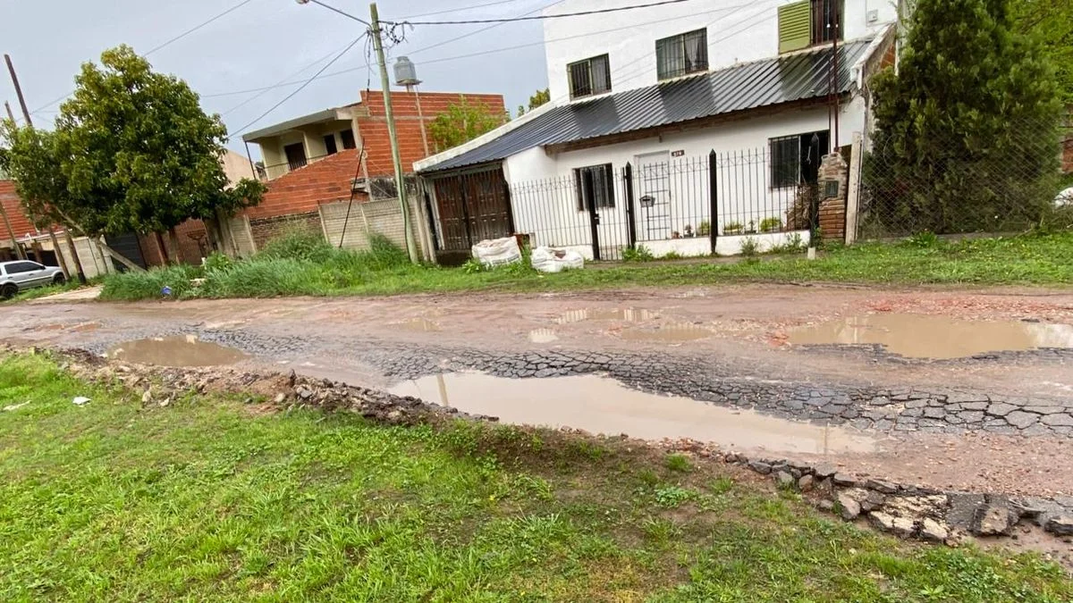 Enojo en Villa Elvira por calles destruidas por el paso de camiones