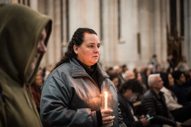Los fieles conmovidos rindieron homenaje al Papa Francisco