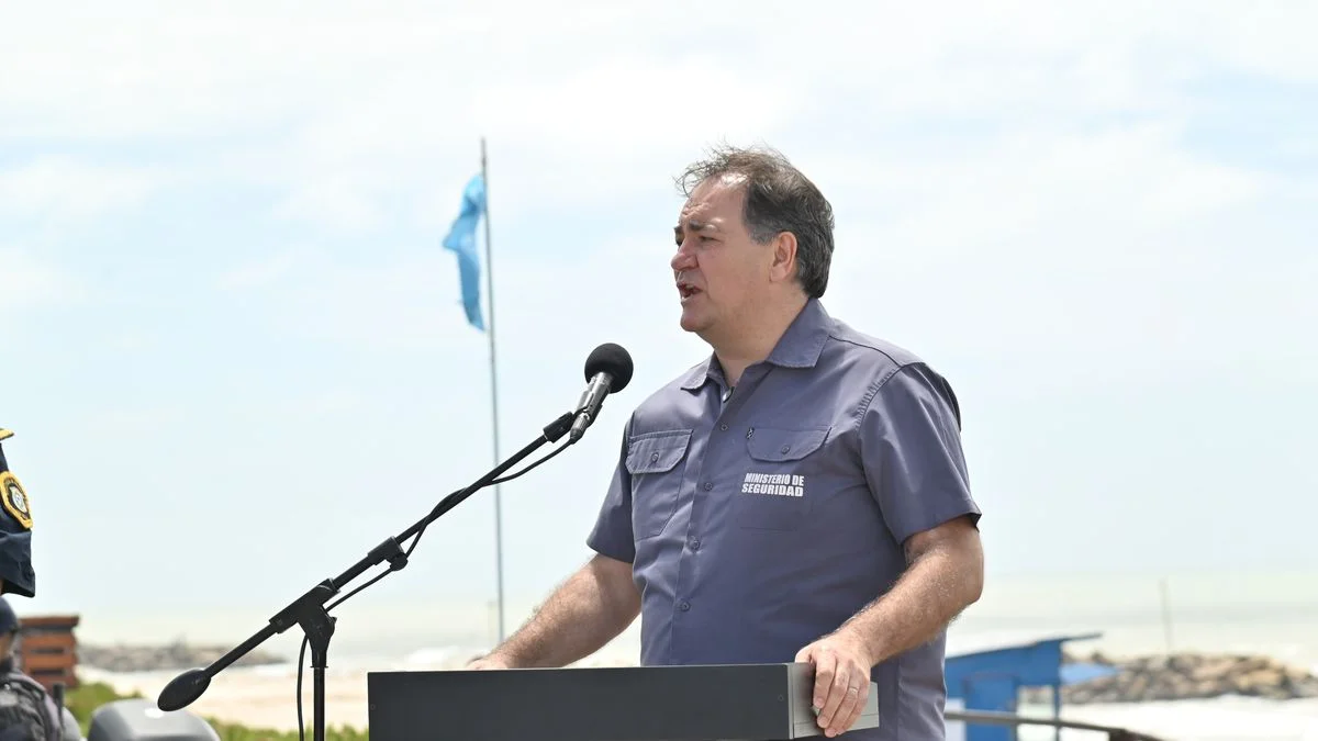 Críticas de La Libertad Avanza a Javier Alonso por no darle armas a policías recién graduados