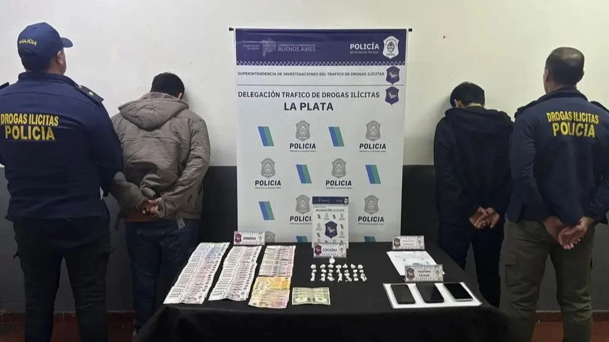 La Plata: capturaron a dos vendedores de droga en plena vía publica