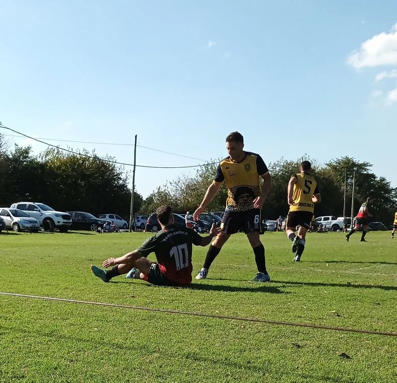 Franco Mussis, ex Gimnasia, con la 10 de "Vamo Hacelo"