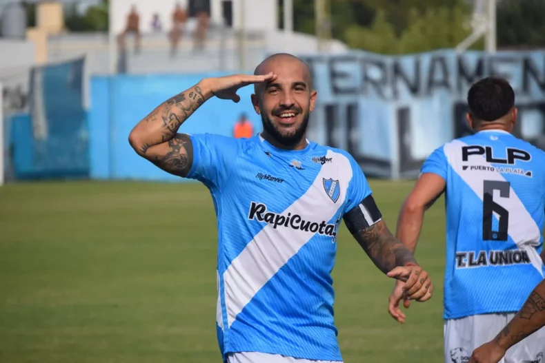 La alegría de Alejo Lloyaiy en Villa San Carlos