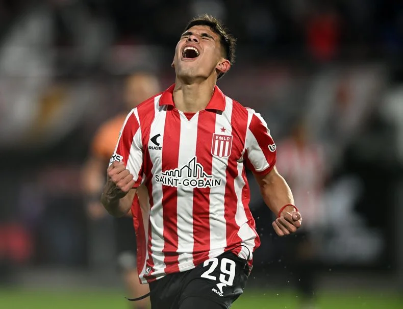 El juvenil Fabricio P&eacute;rez festeja su primer gol con la camiseta de Estudiantes en el Estadio UNO