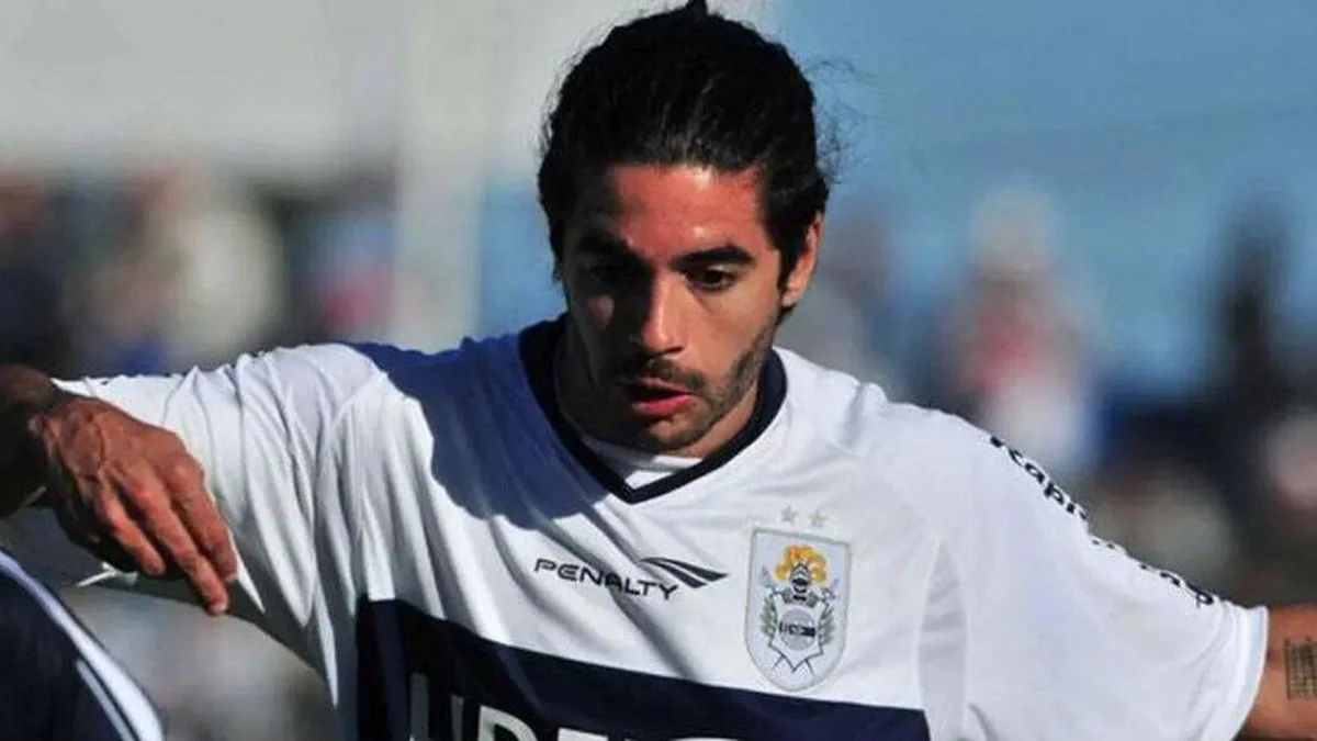 Jugó en Gimnasia, fue compañero de Mariano Messera y pidió por Alan Ruíz