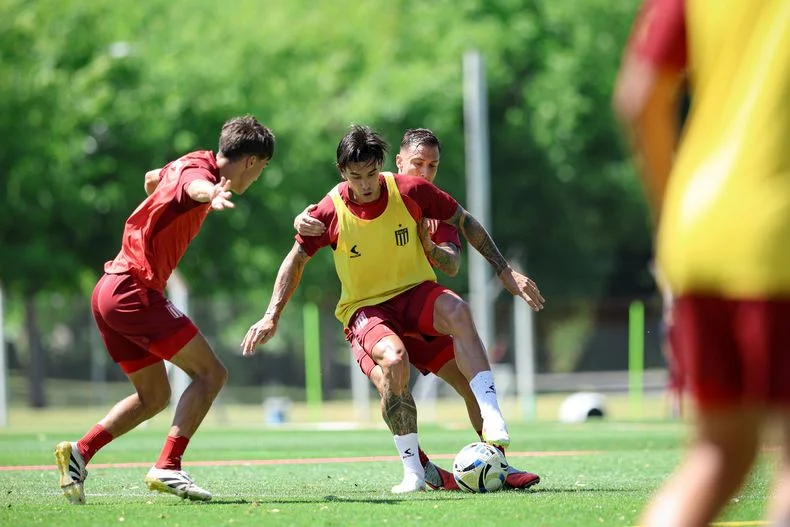 Estudiantes se entrena en City Bell y parte rumbo a San Nicol&aacute;s