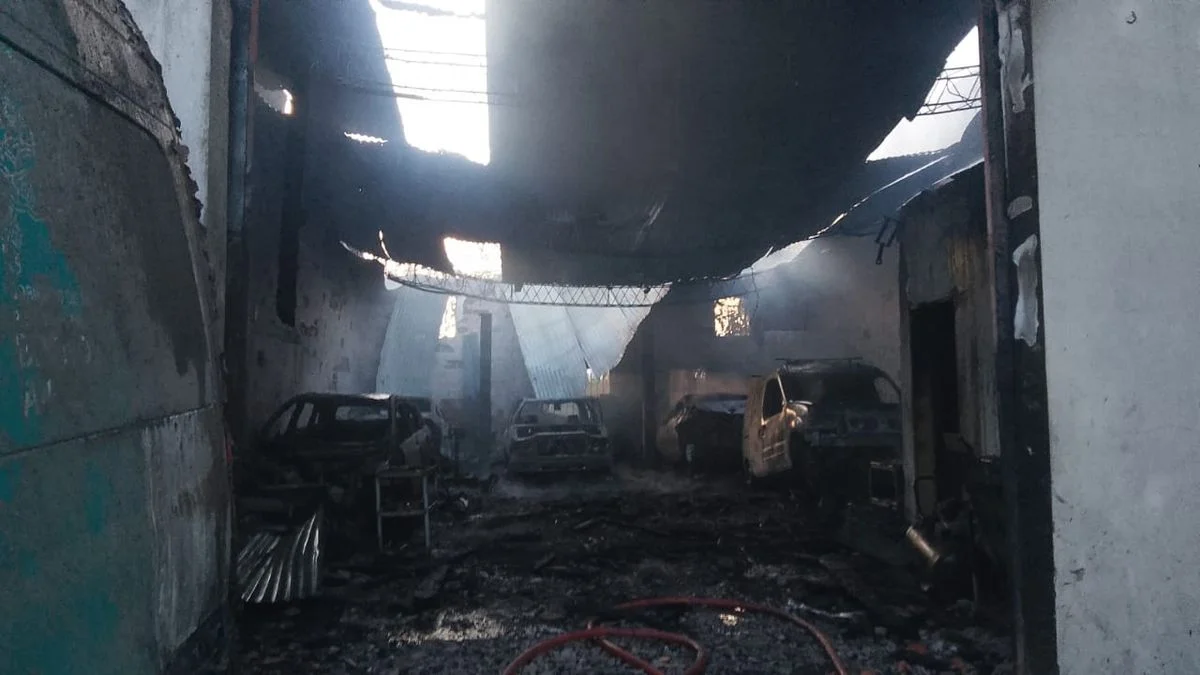 Se incendió un taller mecánico en Tolosa