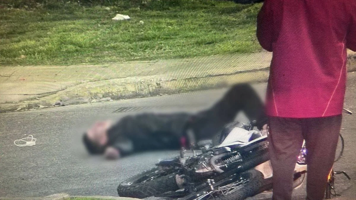 Terrible choque entre una moto y una camioneta en Ensenada: "Venían como locos"