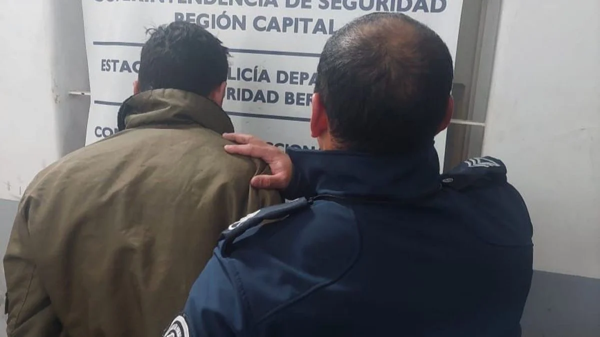 Berisso: quemó una casa, quiso golpear a su mamá y agredió a la policía
