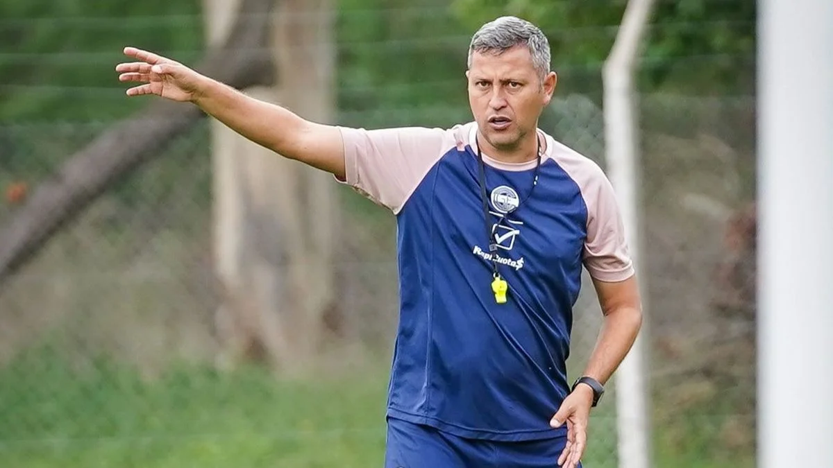 Gimnasia: Diego Flores tacha a dos futbolistas de cara al clásico platense