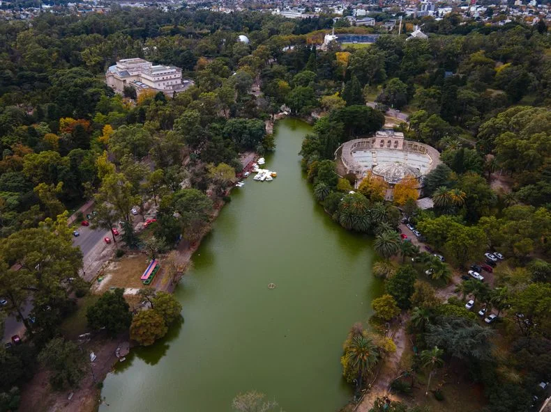 La Plata: lanzaron un alerta naranja por presencia de cianobacterias en el agua
