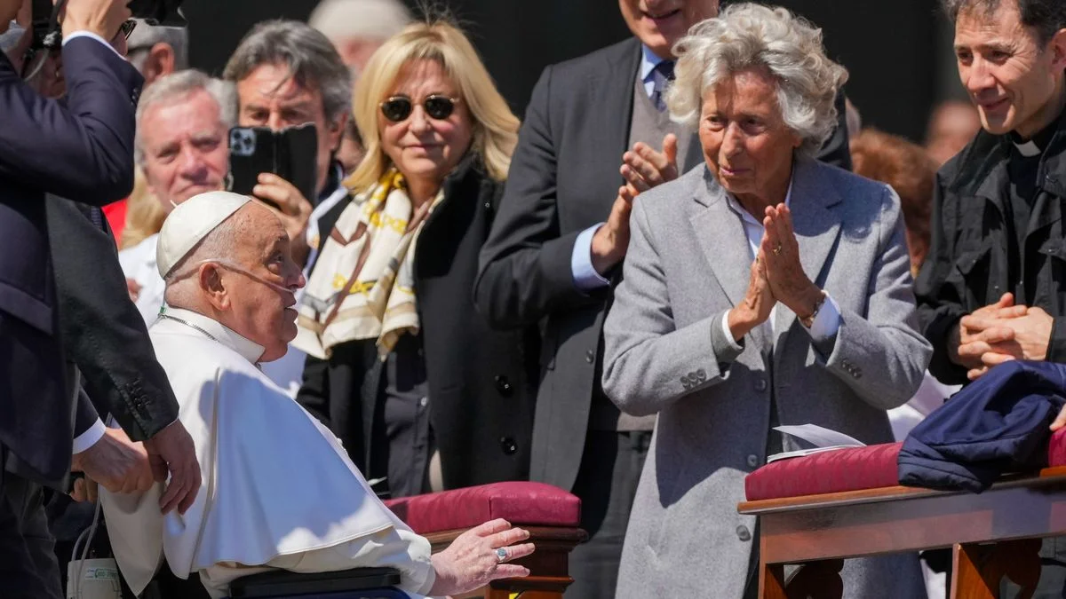 Desde L-Gante hasta Antonio Banderas: los famosos despidieron al Papa Francisco