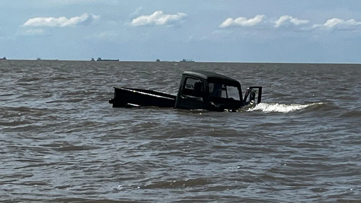 Quisieron ir a la Isla Paulino por el agua en una camioneta y se hundieron
