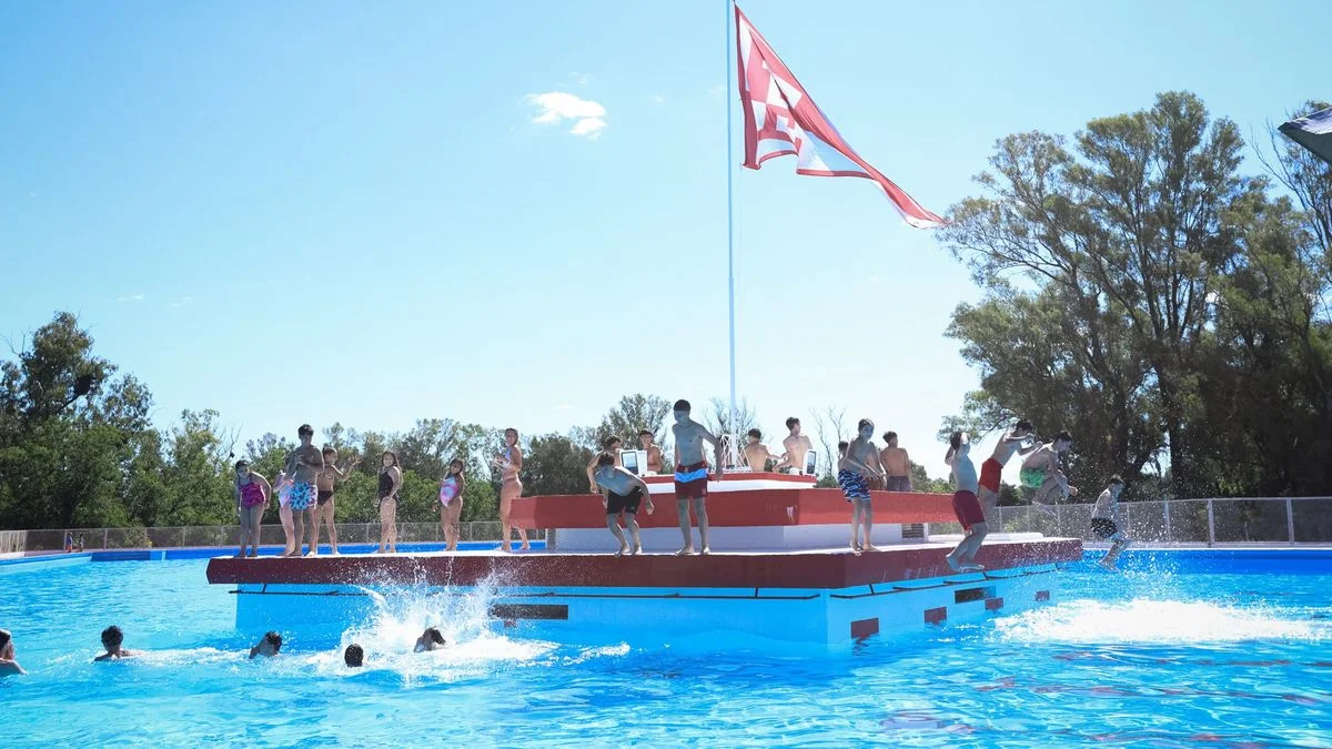 Estudiantes también comenzó la temporada de pileta en City Bell