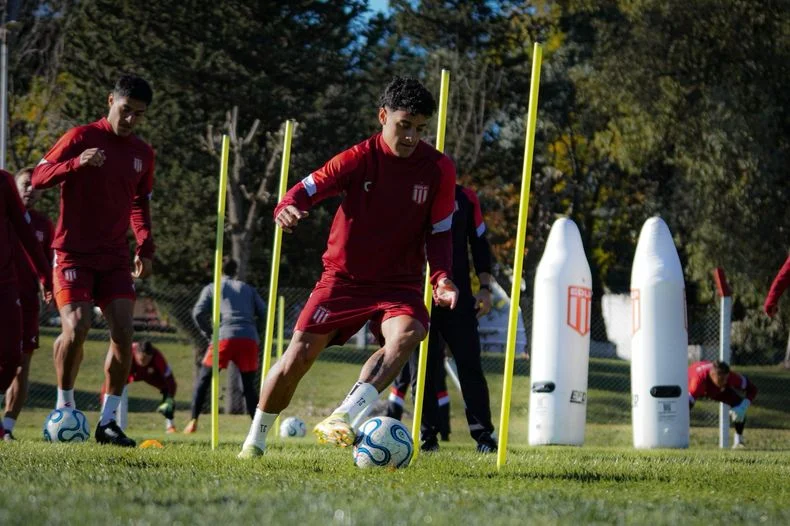 La gran novedad de Estudiantes de esta tarde es que Tiago Palacios ya se recuperó y está entrenando a la par de los compañeros