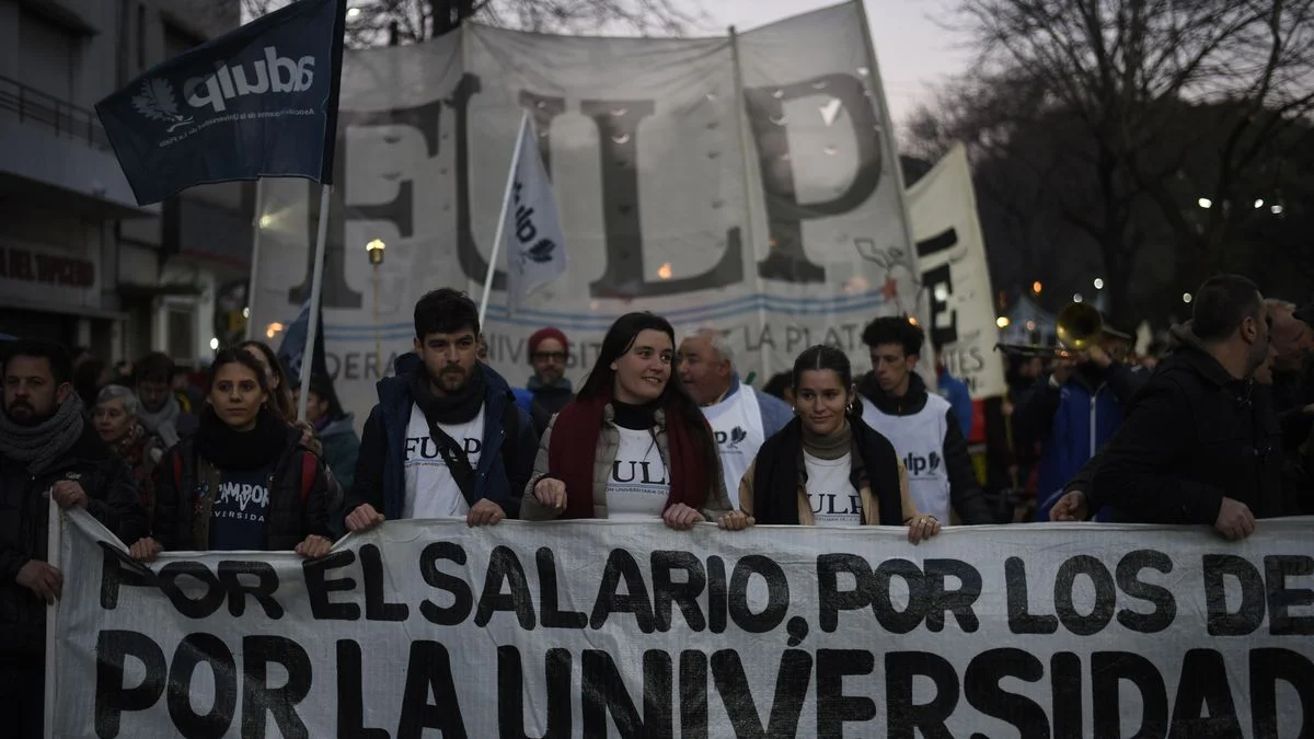 Realizaron una Marcha Federal de Antorchas en La Plata