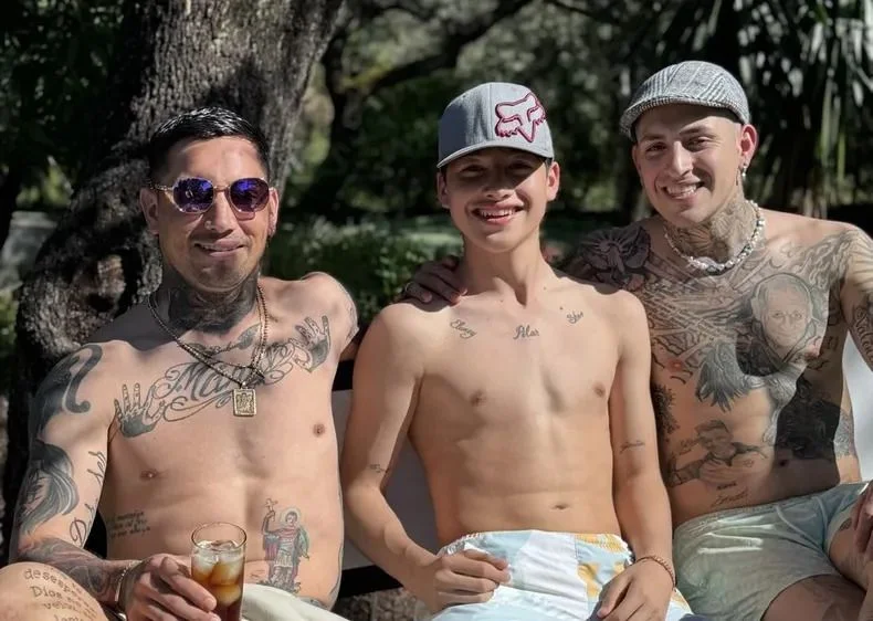 Los hermanos &Aacute;vila: Ezequiel (izquierda), Franco (centro) y Gast&oacute;n (derecha).