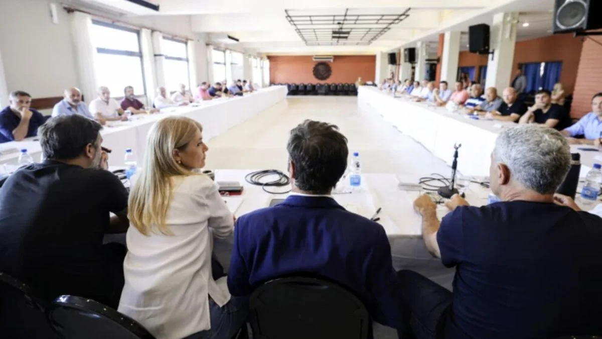 El desdoblamiento electoral selló una grieta y avivó otra