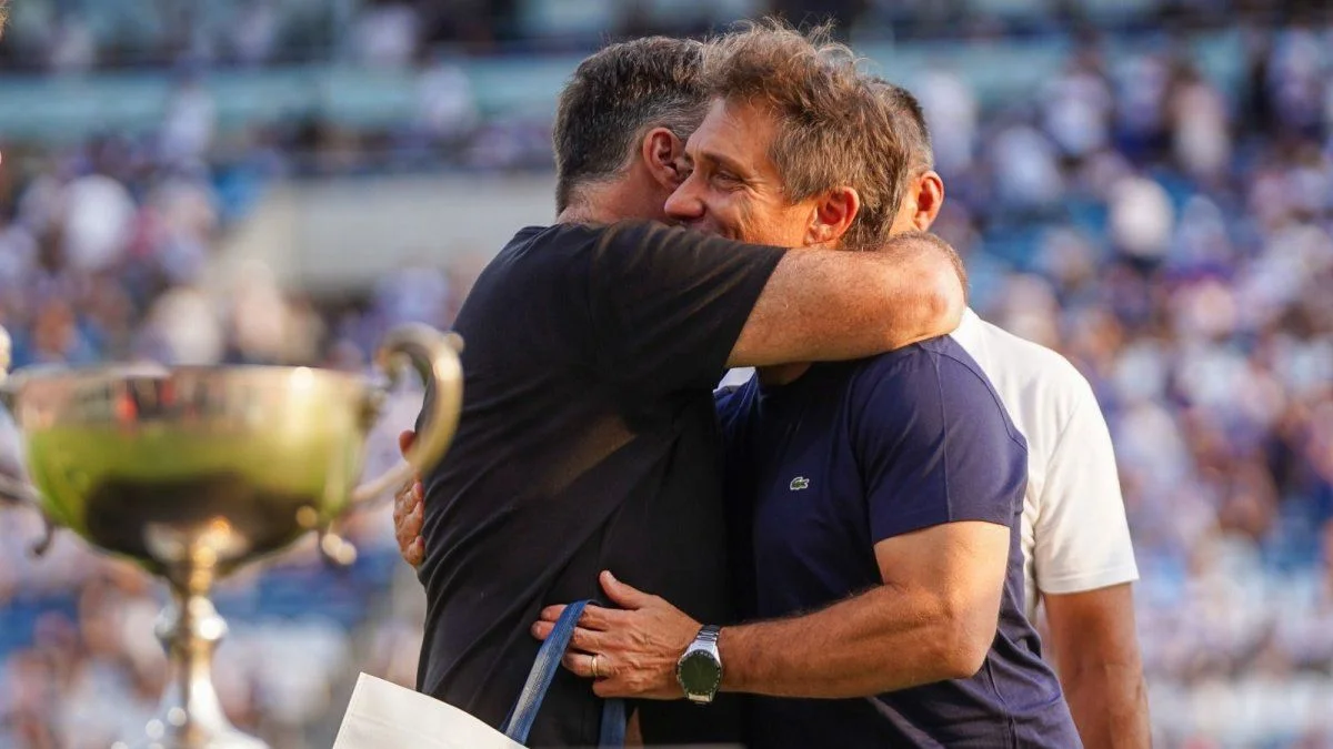 Con la presencia de Guillermo Barros Schelotto, Gimnasia hizo un homenaje en el Bosque