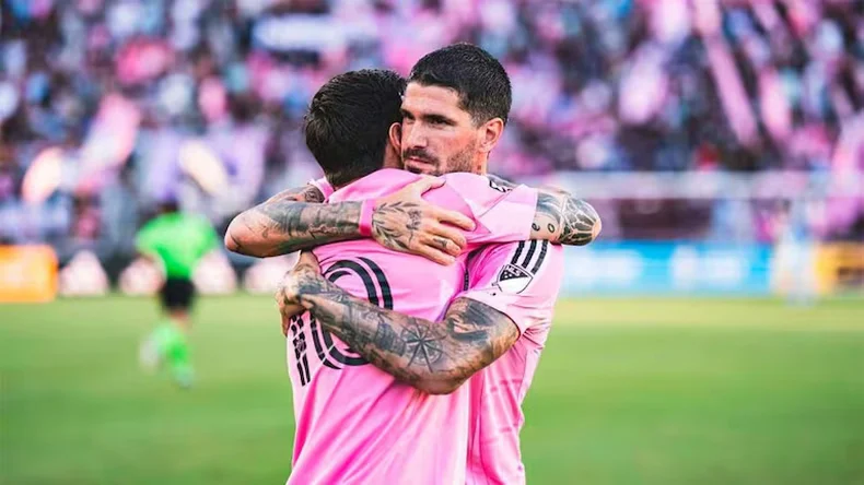 El abrazo entre Rodrigo De Paul y Lionel Messi tras la victoria del Inter