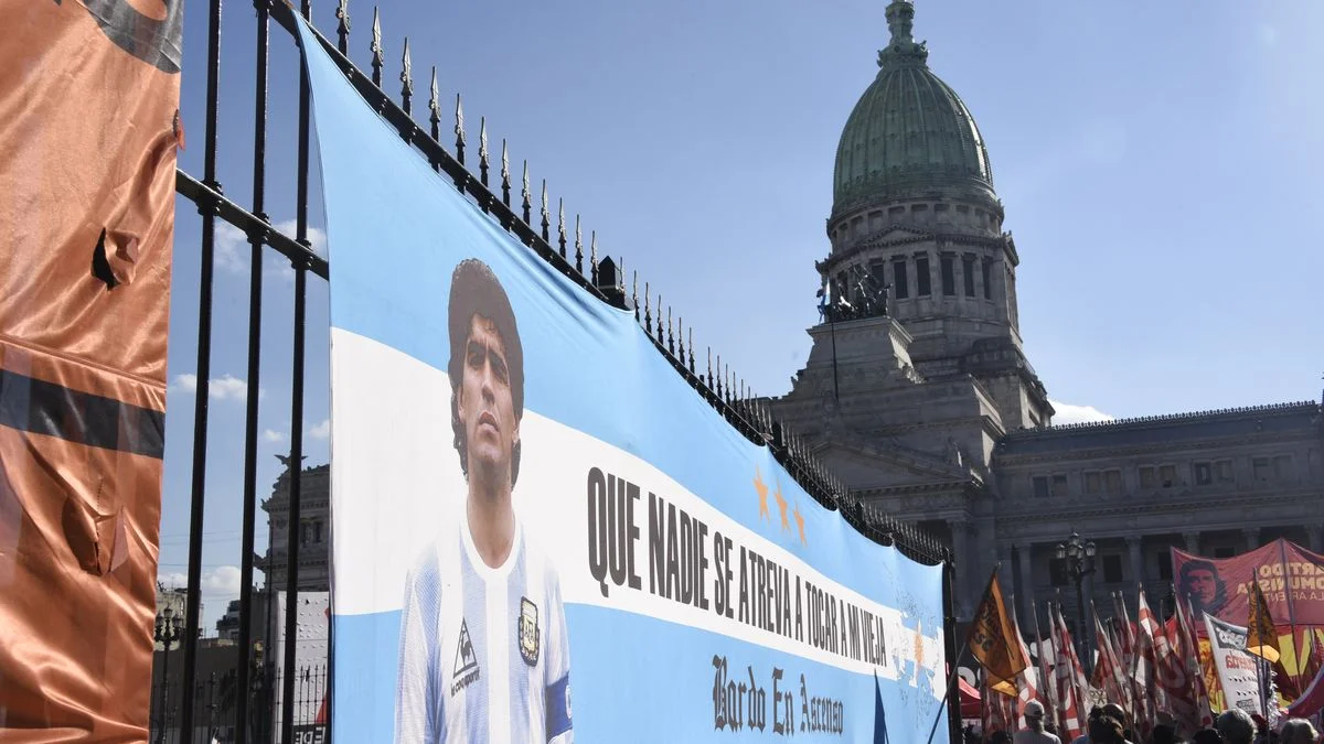 Hinchas de Gimnasia y Estudiantes nuevamente apoyaron el reclamo de los jubilados