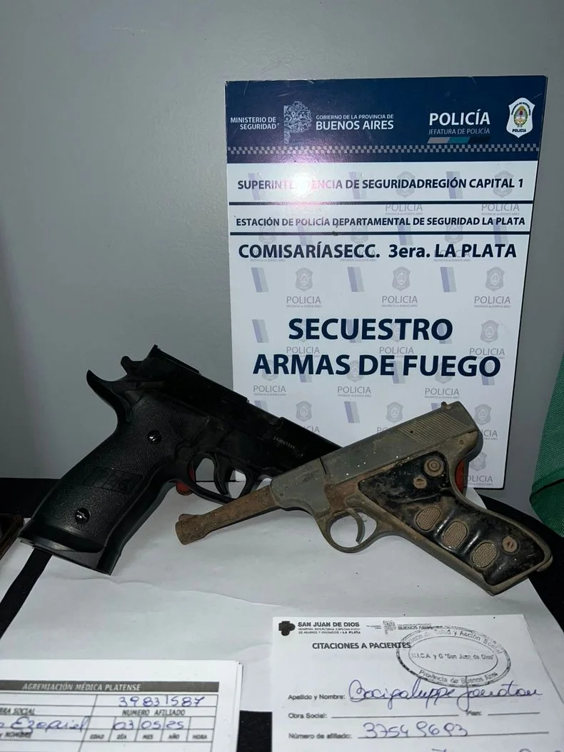 Las armas de fuego incautadas durante el allanamiento en Los Hornos.