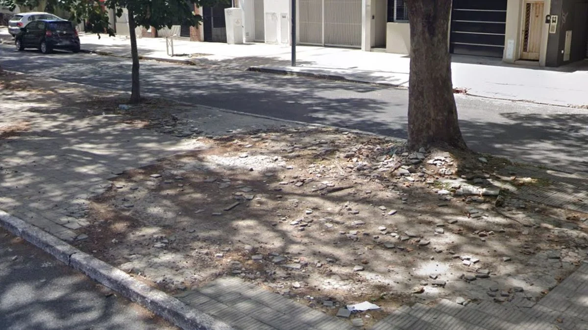 Calle destruida y rambla en ruinas complican a vecinos en La Plata