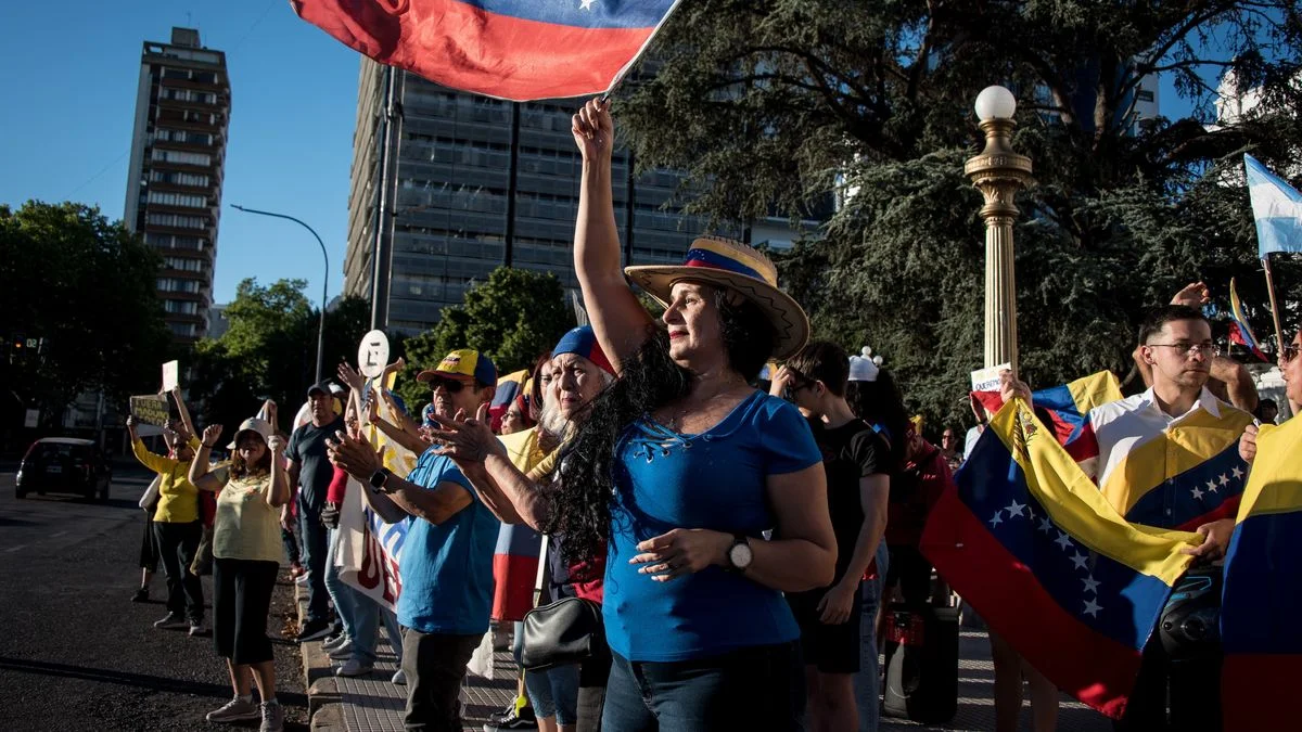 Movilizaciones en La Plata a favor y en contra de la captura de Maduro en Venezuela
