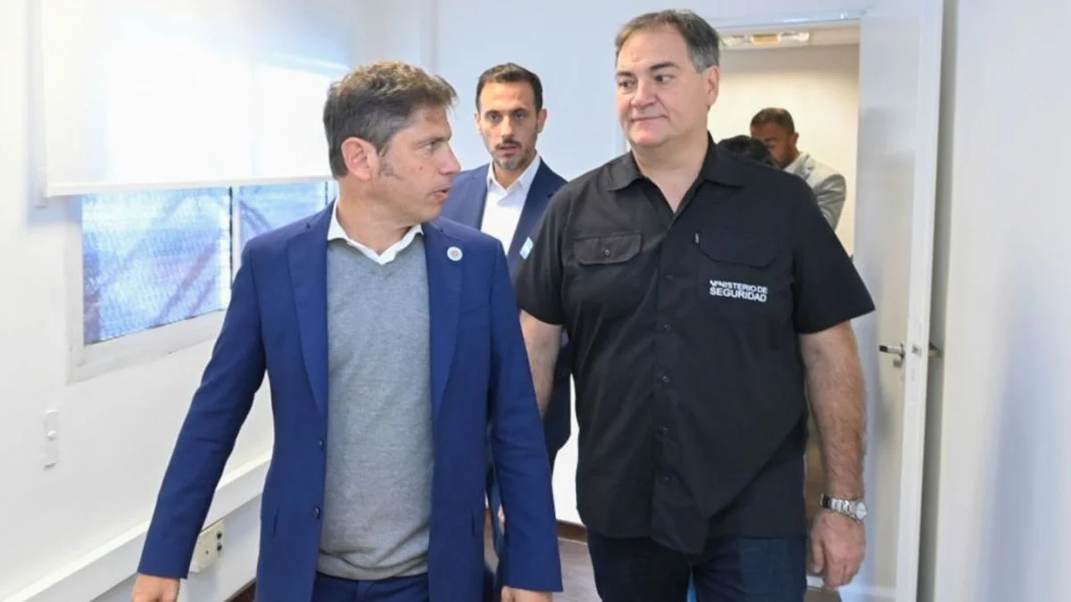 Kicillof echó a 24 altos oficiales de la Policía Bonaerense por vínculos con LLA