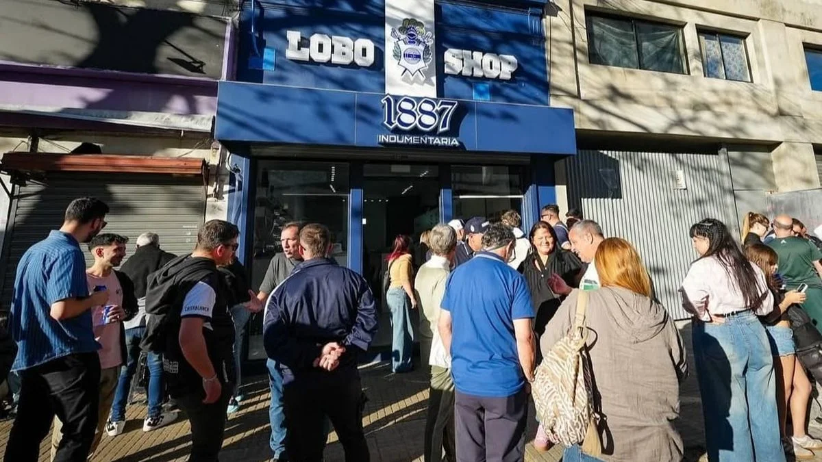 Gimnasia inauguró un nuevo Loboshop en el centro platense