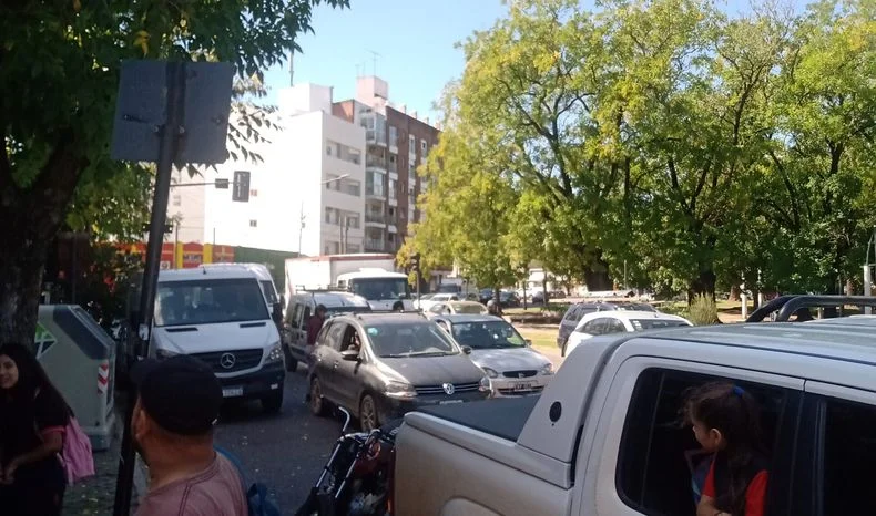 Vecinos de La Plata exigen solución al bloqueo del tránsito en plaza Yrigoyen