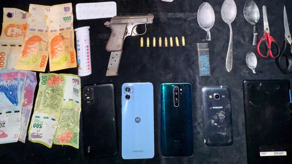 Recorrían La Plata en auto vendiendo droga: secuestran armas, marihuana y cocaína