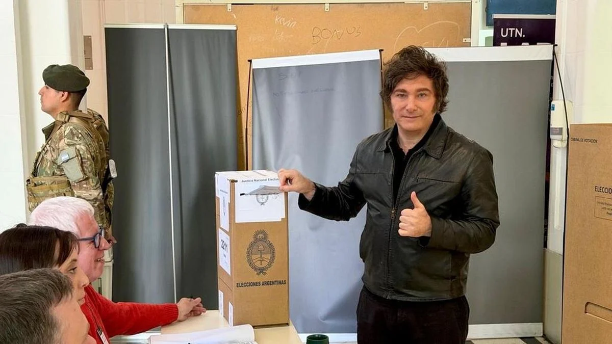 Cumplió el presidente: aunque no habló, Javier Milei votó en Almagro